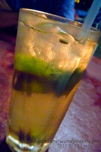 Iced lemon tea with a gum-sized sweetener (ano daw?!) Iced lemon tea with a gum-sized sweetener (ano daw?!)